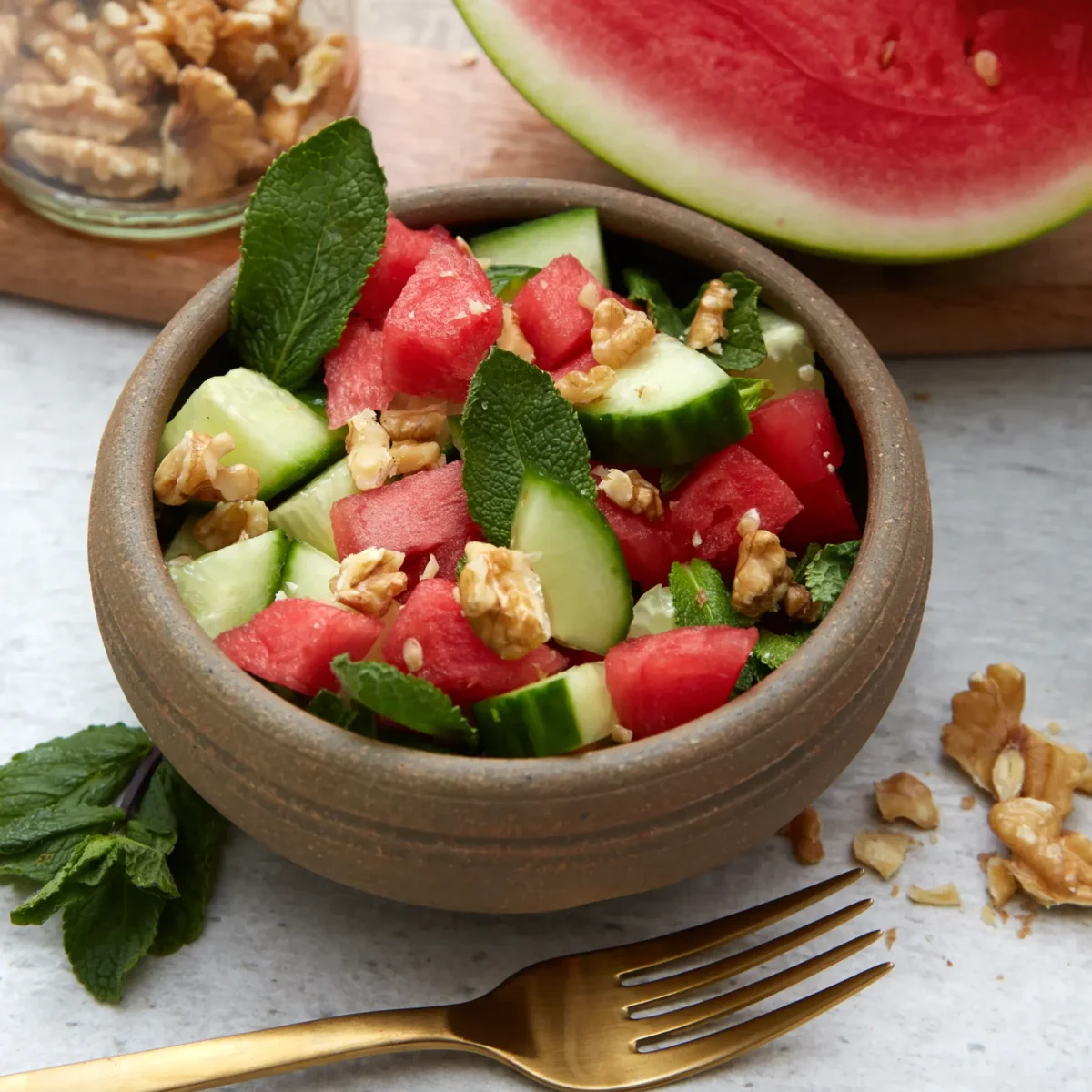 Ensalada de melón, pepino, nueces y albahaca