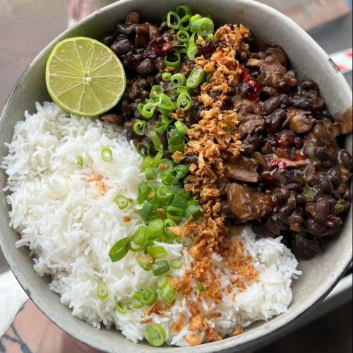 Frijoles-negros-cremosos-miso salteados con berenjenas-setas-arroz-crujientes