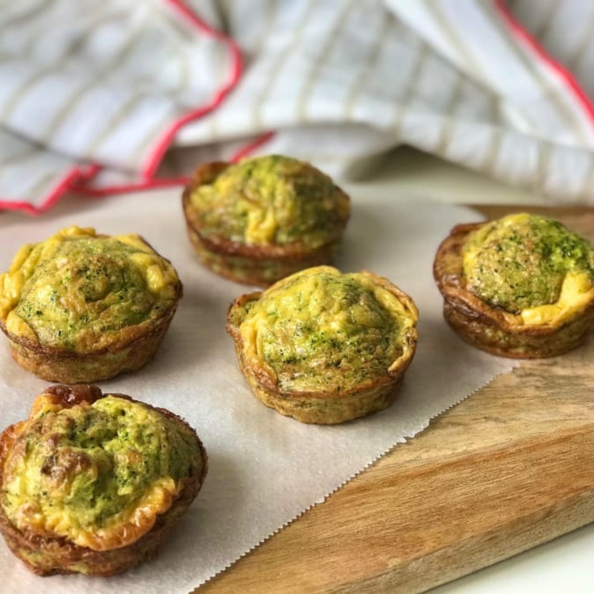 Muffin-salado-brócoli,-tomate-seco -próvola