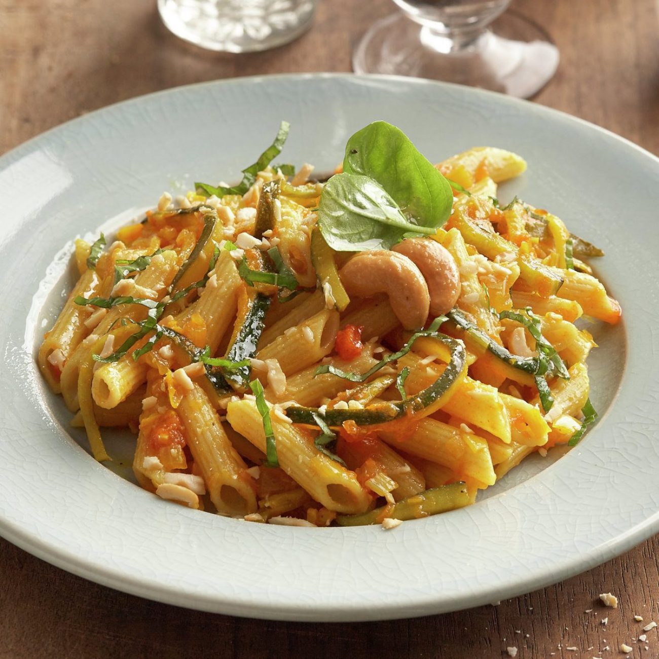 Pasta-calabacín-calabaza-tomate-maiz-anacardos