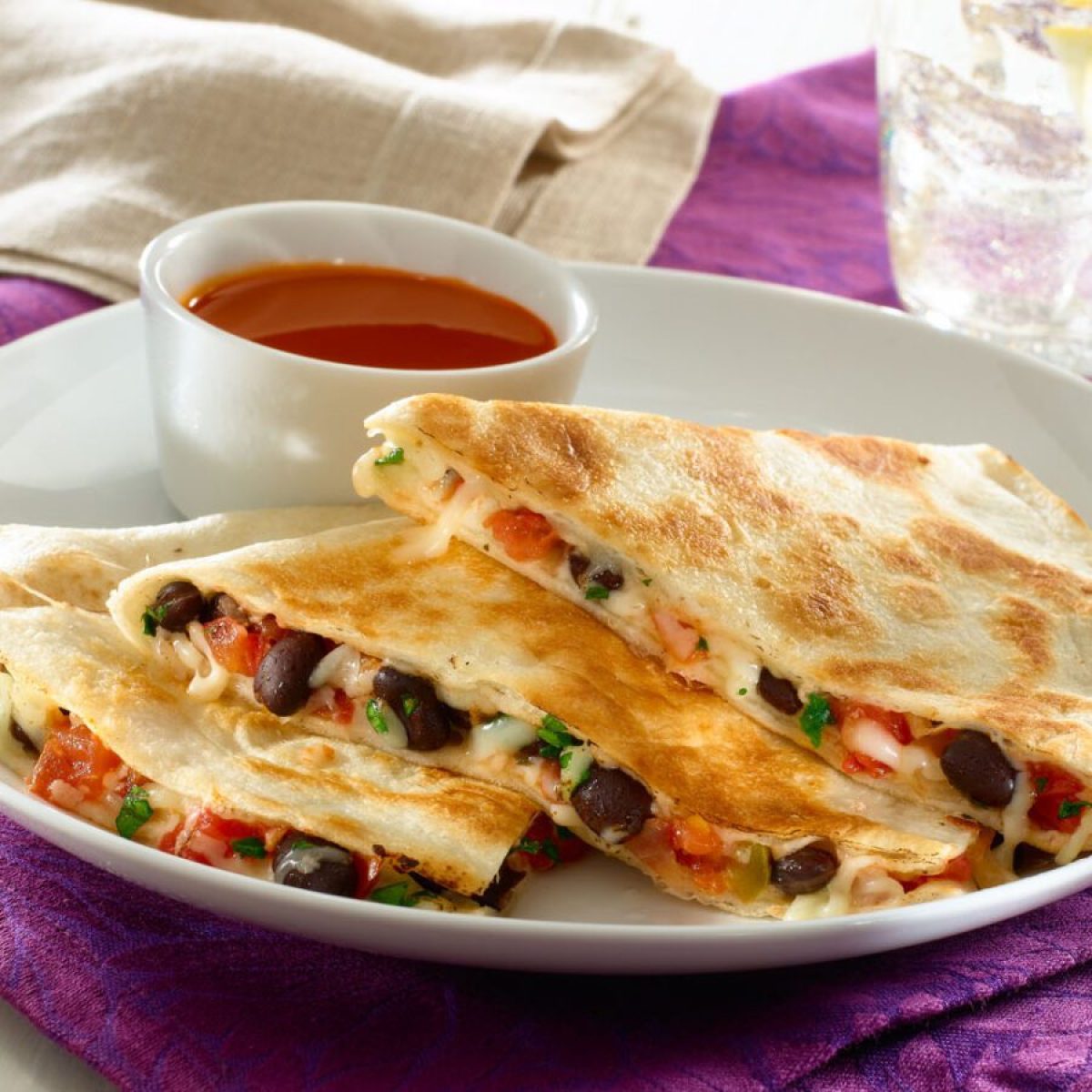 Quesadillas-portobellos -frijoles-aguacate-salsa-mole