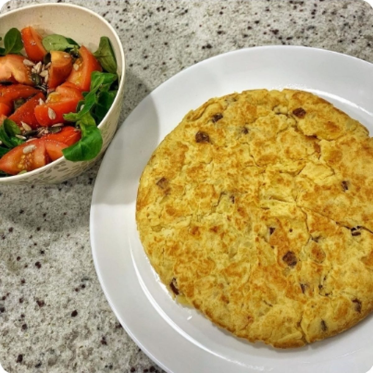 Tortilla de patatas y setas, servida con pan con tomate y ensaladita verde (SG)