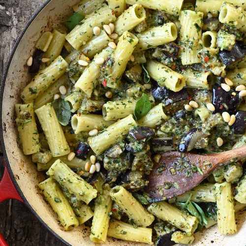 Pasta-pesto-casero-almendras-albahaca-berenjenas-olivas